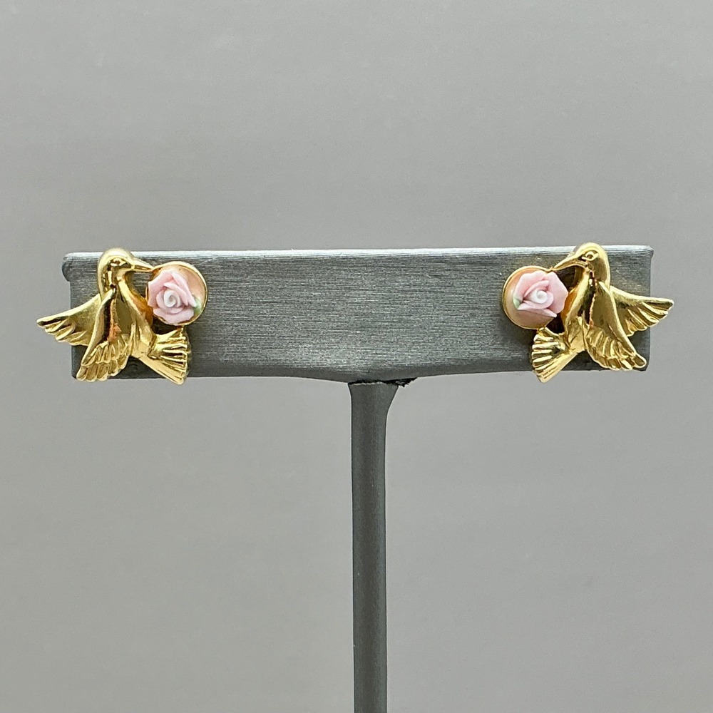 Avon Earrings Womens Gold Tone Hummingbird Pink Porcelain Rose Studs 0.75 In